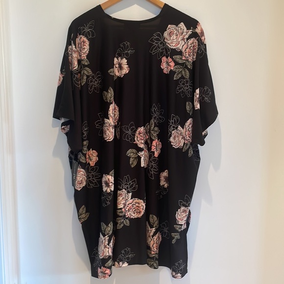 Short Kimono- Floral Pink/Black - Picture 3 of 4
